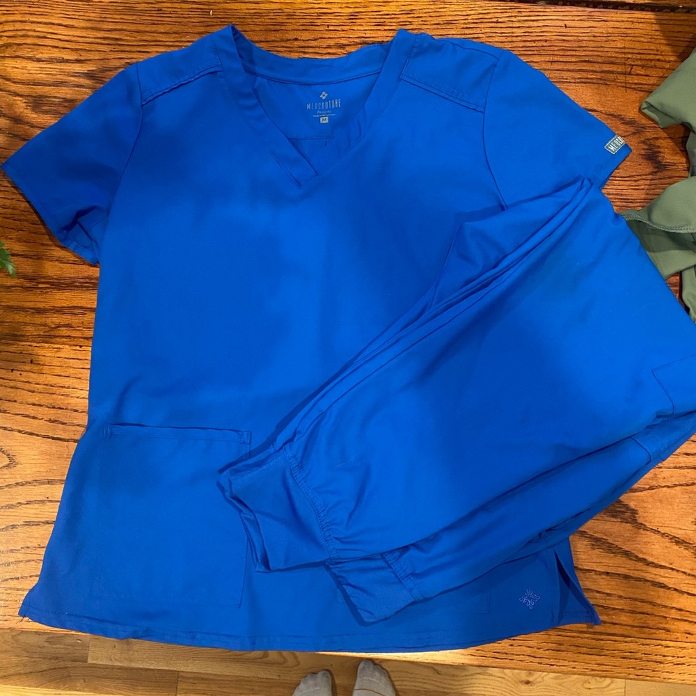 Barely worn scrubs! Too small. Great condition